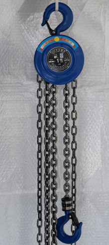 煤炭廠油缸升降出現(xiàn)故障，檢修員用倒鏈更換油缸